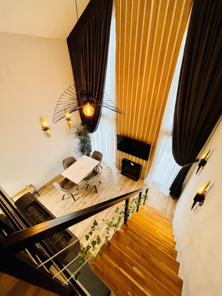 Moon Village Comarnic - Housity