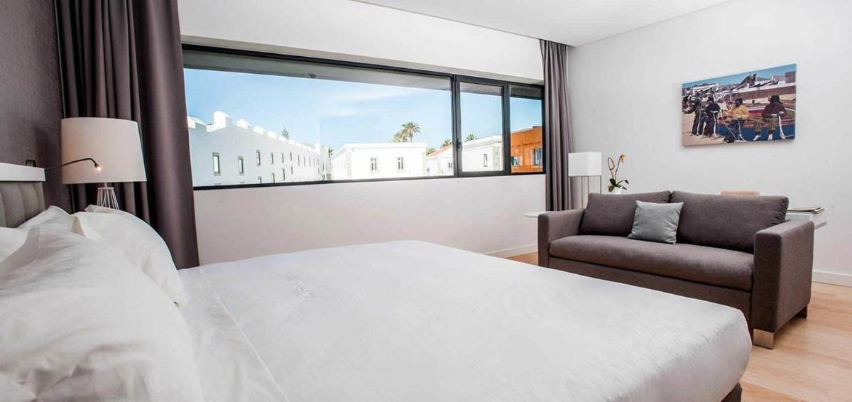 Uma cama ou camas num quarto em Pestana Cidadela Cascais - Pousada & Art District