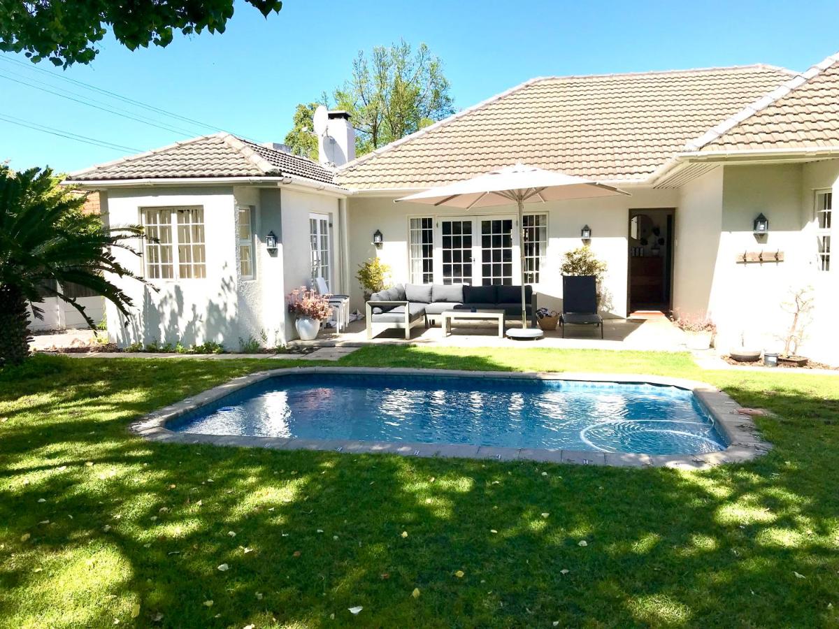 Bright and charming 3 bedroom home in the suburbs. - Housity