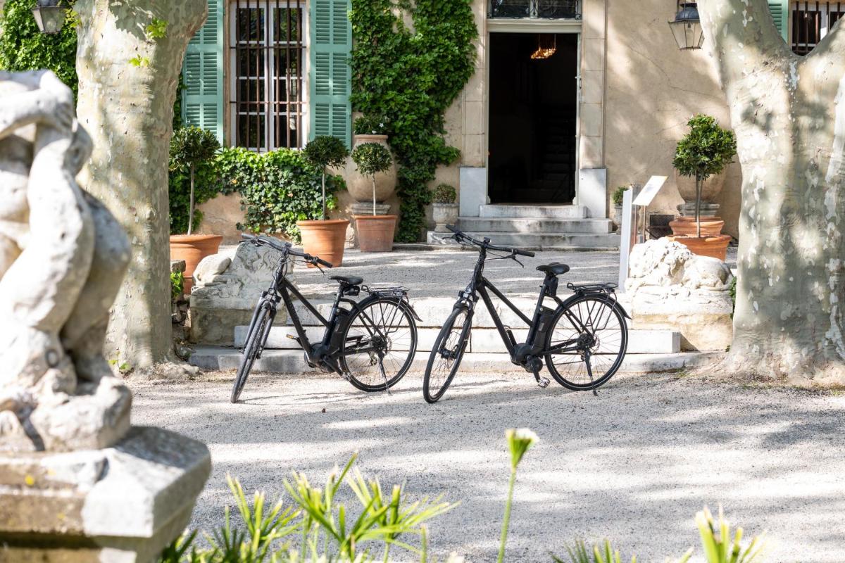 Vélo sur le terrain de l'établissement Hôtel - Restaurant & Spa La Magdeleine - Mathias Dandine ou dans les environs