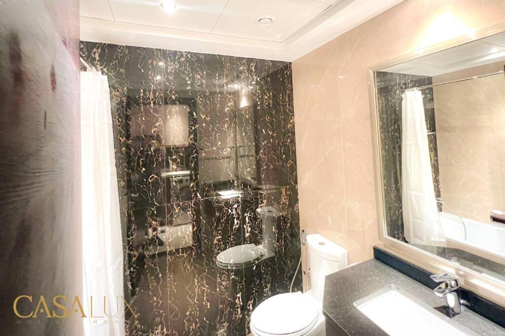 Lovely Big Studio W/ Burj Khalifa View in Downtown - Housity