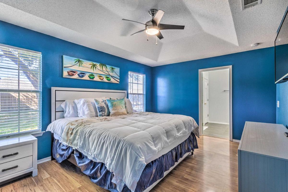 Bright Pensacola Home with Yard about 6 Mi to Beach - Housity