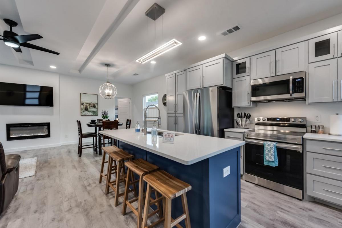 Downtown 10 min Rooftop Deck King Suite 55 Smart TV - Housity