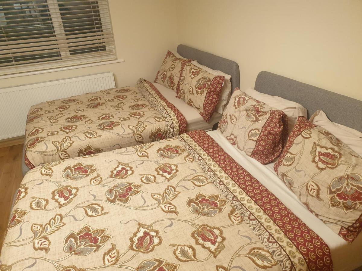 London Luxury Apartment 3 Bed 1 minute walk from Redbridge Stn Free Parking - Housity