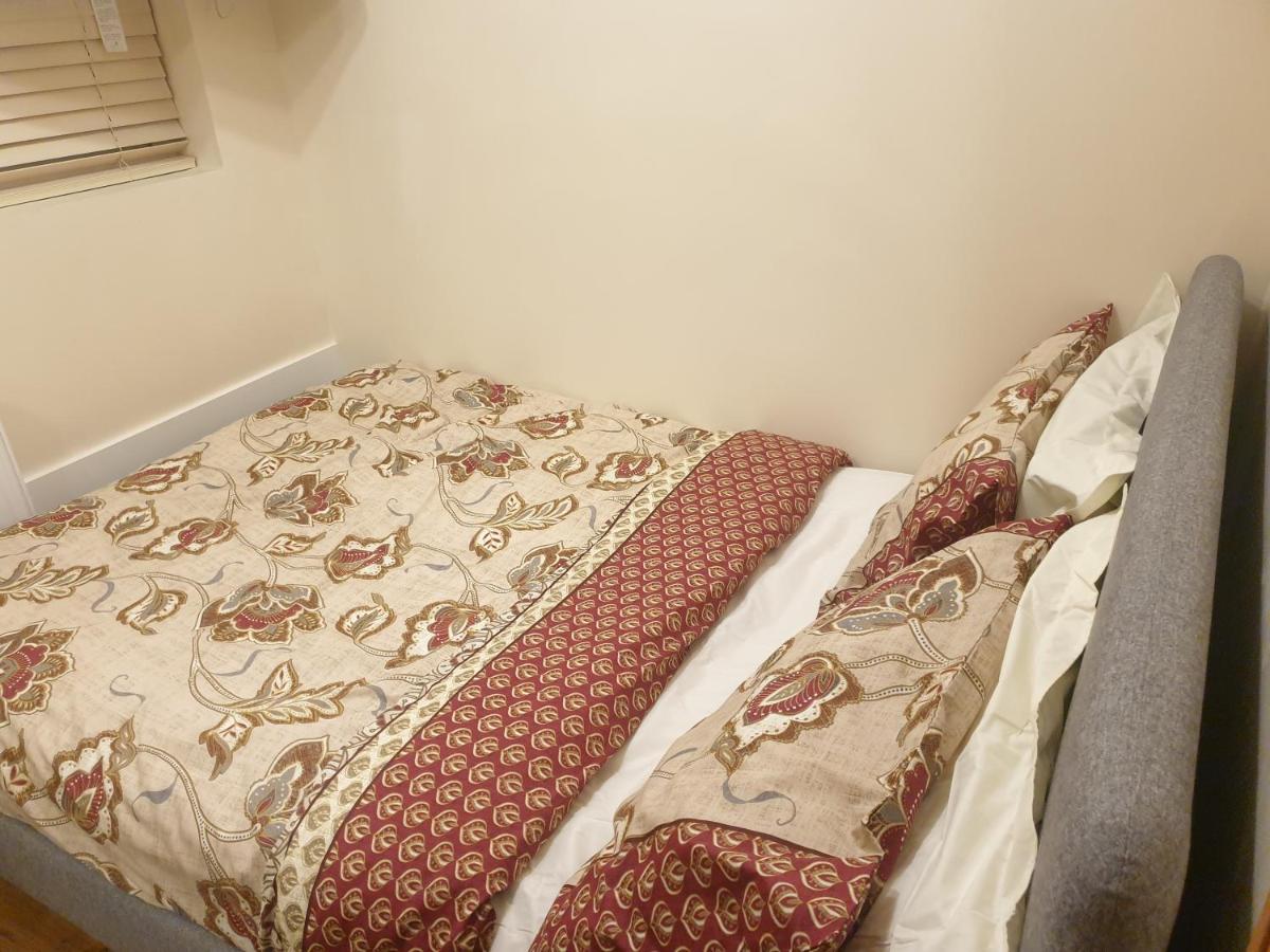 London Luxury Apartment 3 Bed 1 minute walk from Redbridge Stn Free Parking - Housity