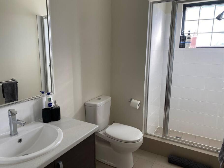 Suitetrails - Stylish Full Aircon Close Airport/CBD Netflix Wine