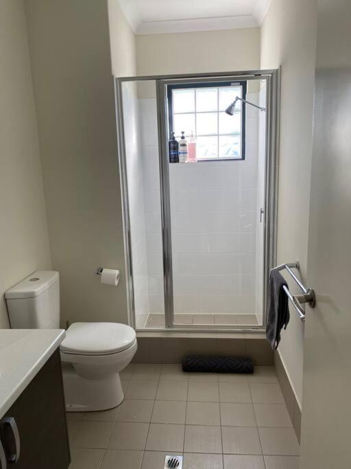 Suitetrails - Stylish Full Aircon Close Airport/CBD Netflix Wine