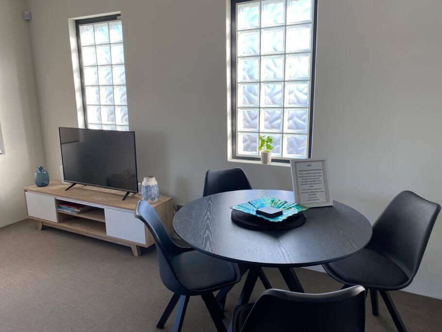 Suitetrails - Stylish Full Aircon Close Airport/CBD Netflix Wine