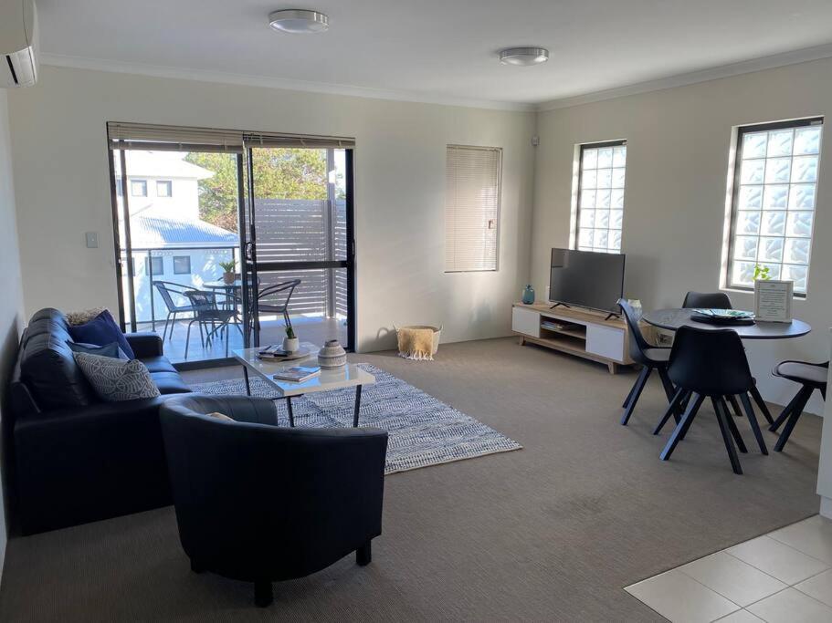 Suitetrails - Stylish Full Aircon Close Airport/CBD Netflix Wine