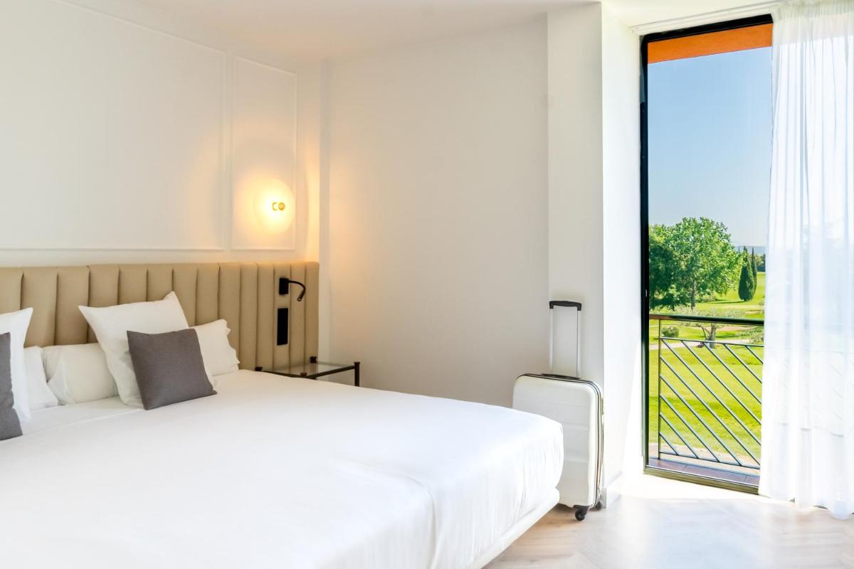Cama o camas de una habitación en Hotel TorreMirona Golf & Spa