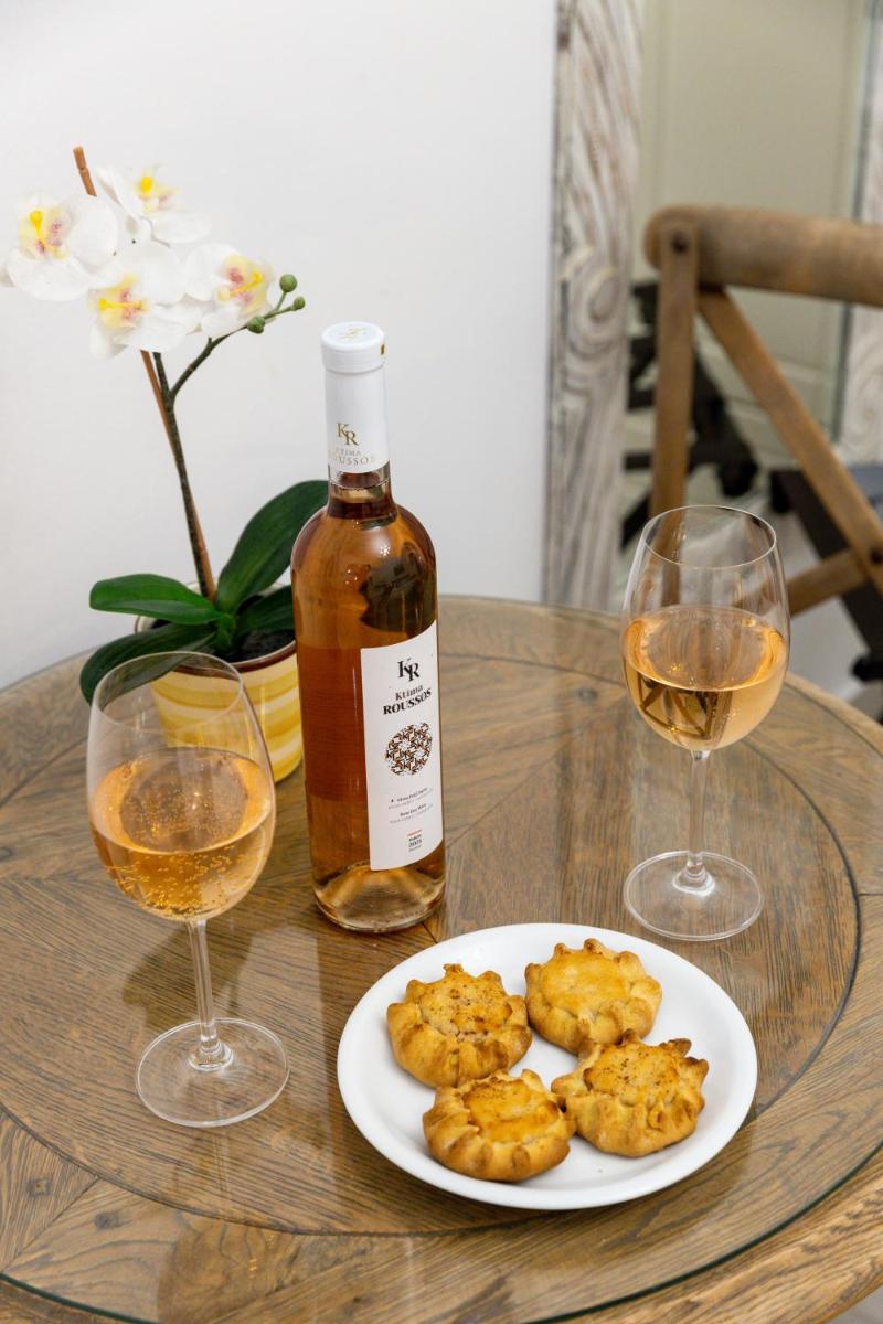 Panos Luxury Studios - Housity