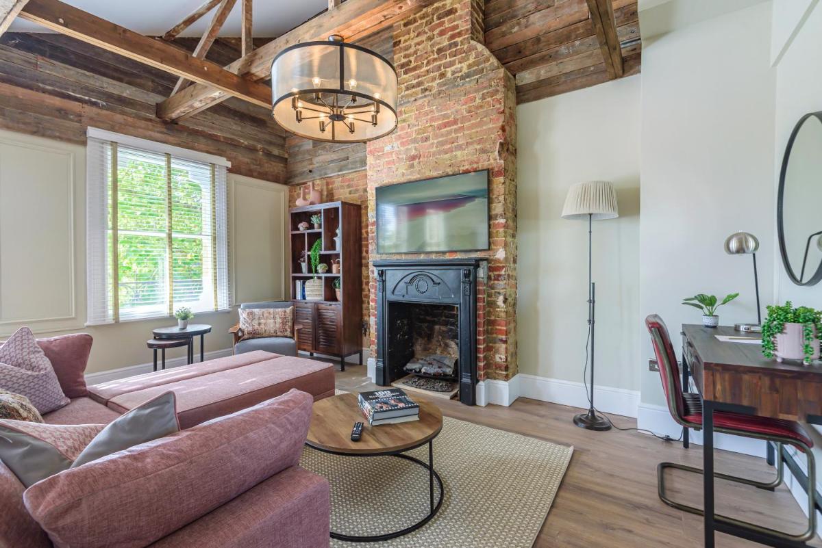 Oak & Poppy - Housity
