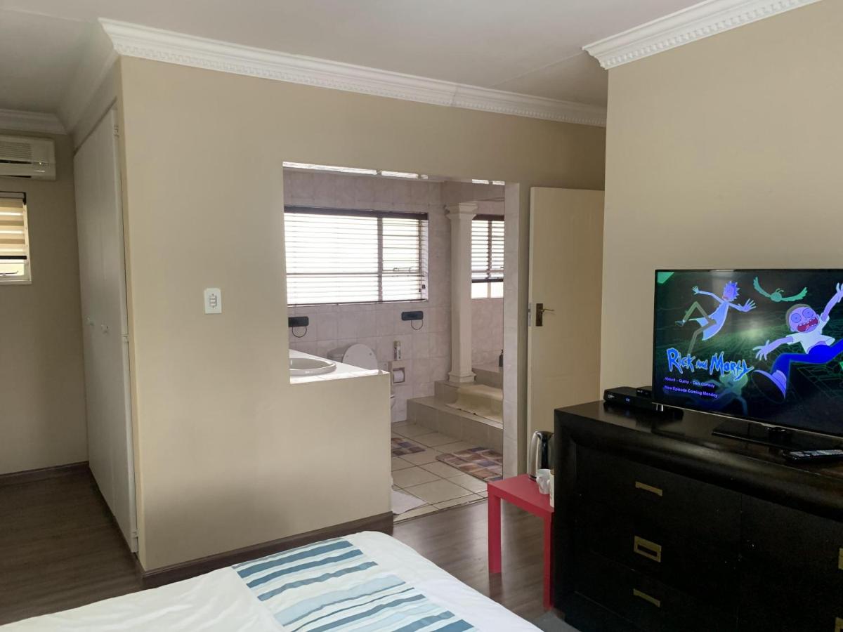 Safari Apartments -Beautiful 3 bedrooms, 10-seater dining , TV room, Garden & Pool - Housity