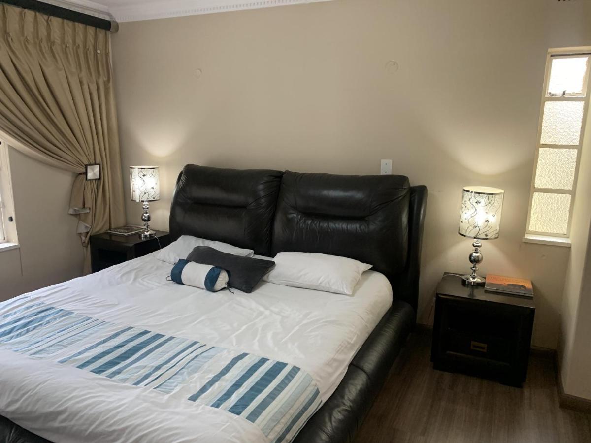 Safari Apartments -Beautiful 3 bedrooms, 10-seater dining , TV room, Garden & Pool - Hizvo