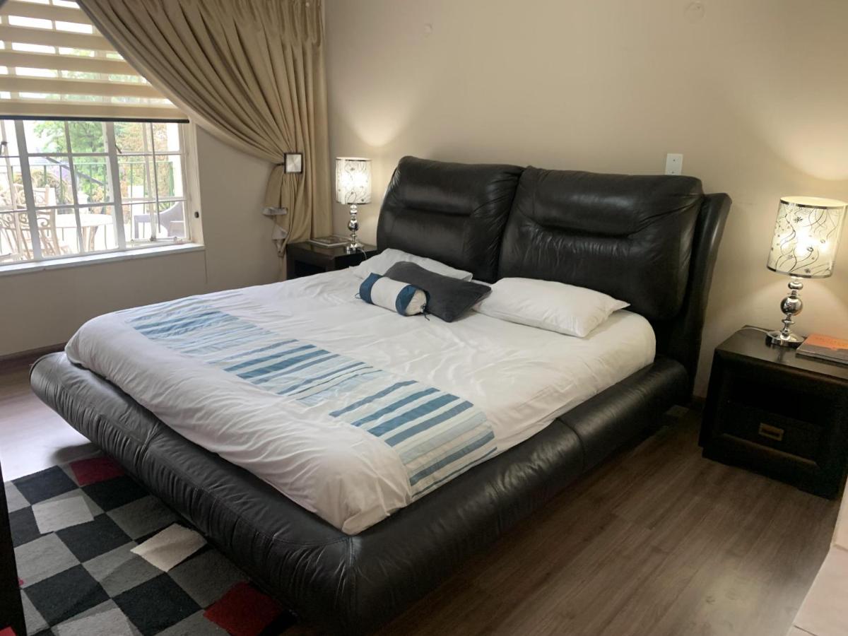 Safari Apartments -Beautiful 3 bedrooms, 10-seater dining , TV room, Garden & Pool - Housity