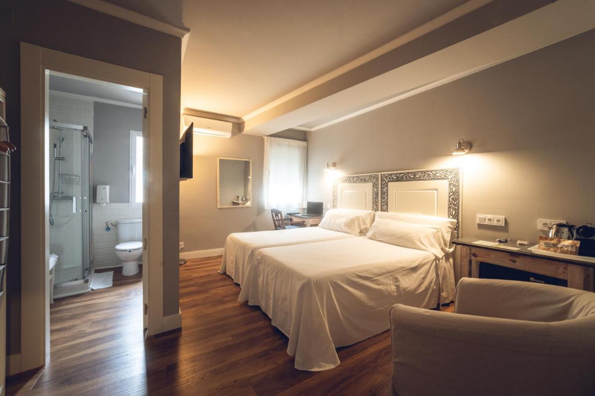 Hostal Los Castañuelos - Housity