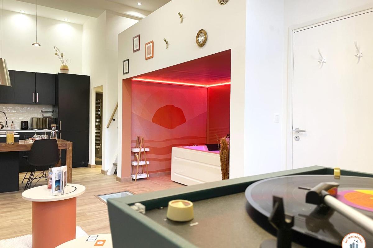 l'Orient-Express - Jacuzzi & SPA, Quartier Perret UNESCO, Parking - Housity