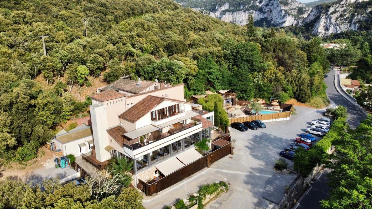 - une vue aérienne sur une maison dans les montagnes dans l'établissement Le Belvedere, à Vallon-Pont-dʼArc