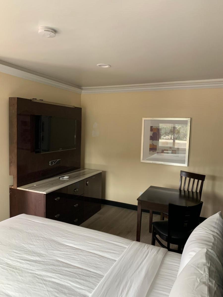 Willow Tree Inn & Suites - Housity