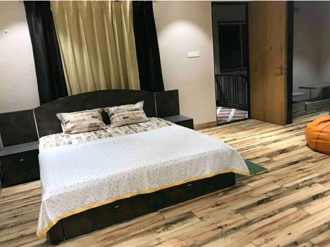 Entire Craftsman house with 2 Bedrooms kitchen and more - Housity