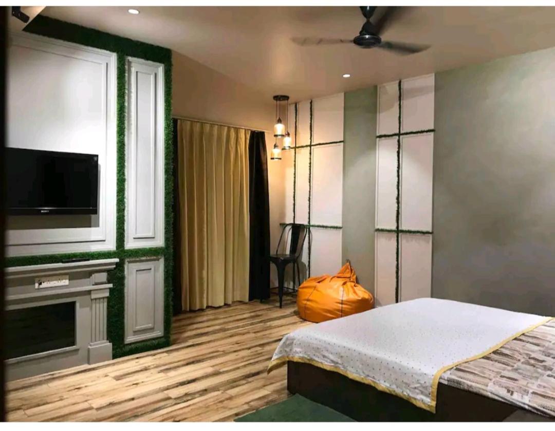 Entire Craftsman house with 2 Bedrooms kitchen and more - Housity
