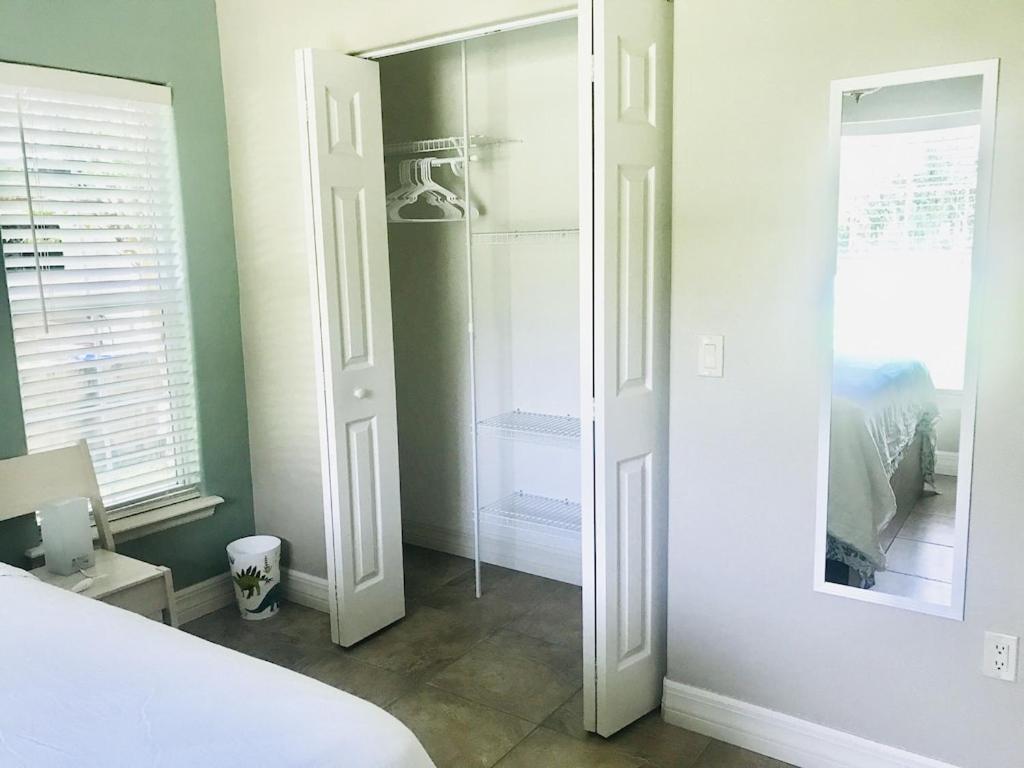 Hidden City Riverfront Apt Near Lakes Golf & Disney - Housity