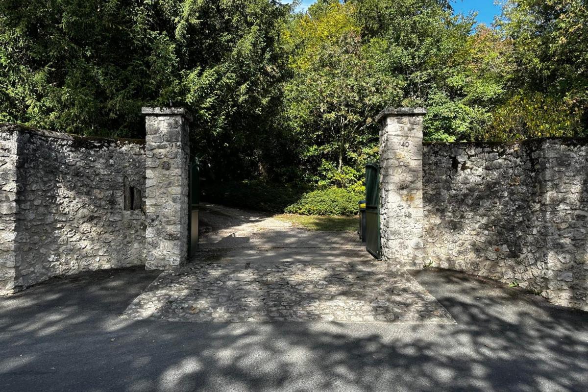 Spacious house in a wooded park enclosed by walls and its swimming pool - Housity