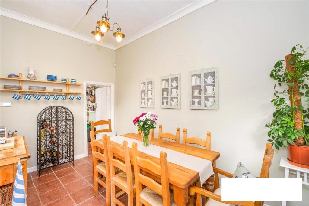 Westlea - Victorian Villa with beautiful garden - Housity