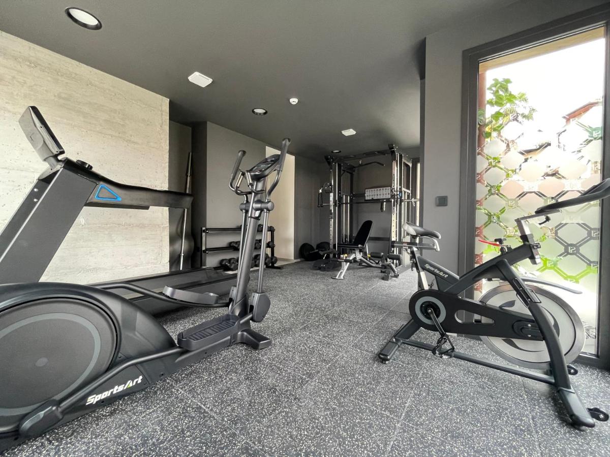 Un gimnasio con varias bicicletas estáticas en una habitación. en Hotel Boutique Las Indianas, en Nueva de Llanes