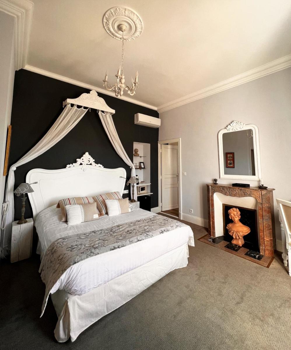 Un ou plusieurs lits dans un hébergement de l'établissement Château Hôtel Edward 1er