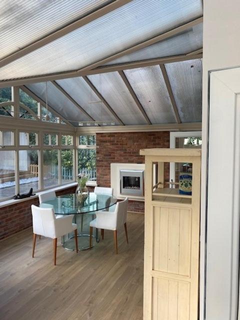 Stunning Four Bedroom House with Games Room - Housity