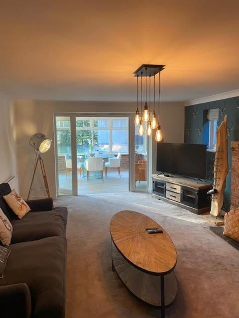 Stunning Four Bedroom House with Games Room - Housity