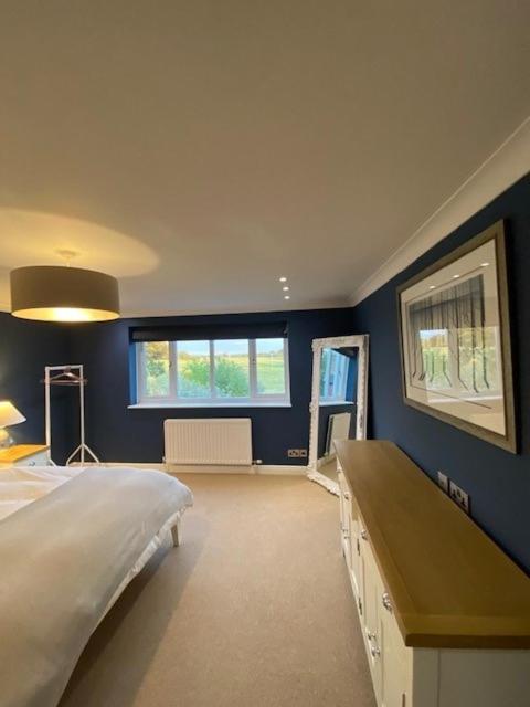Stunning Four Bedroom House with Games Room - Housity