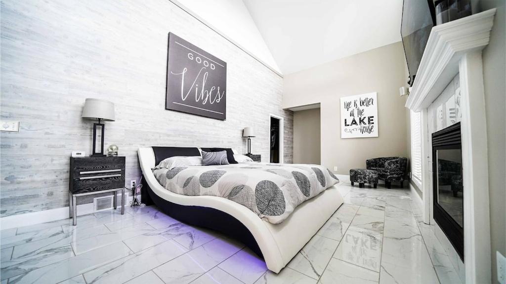 Luxurious Modern Lakefront Home in Sylvan Beach area with 7 person hot tub! - Housity