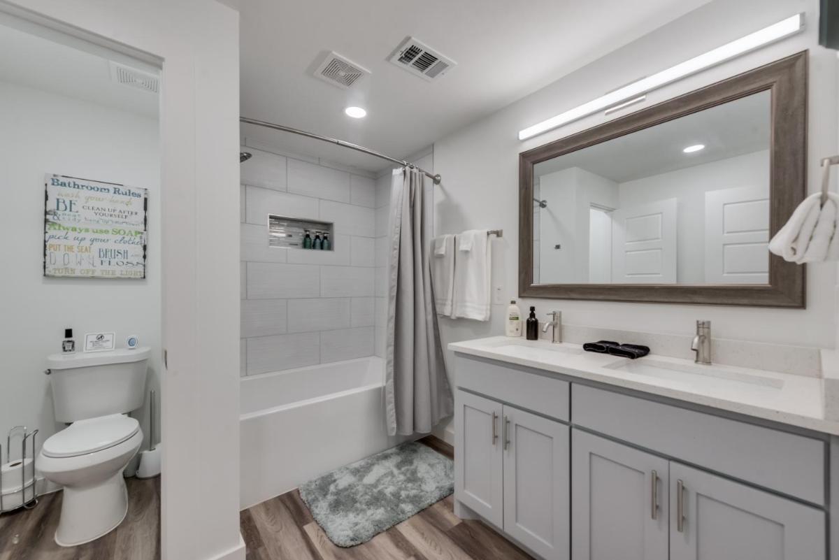 Downtown 10 min Rooftop Deck King Suite 55 Smart TV - Housity