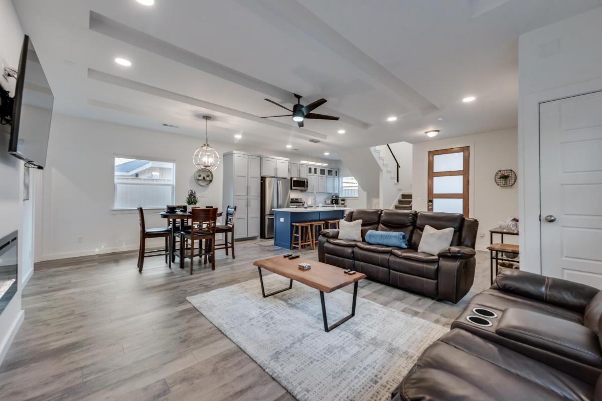 Downtown 10 min Rooftop Deck King Suite 55 Smart TV - Housity