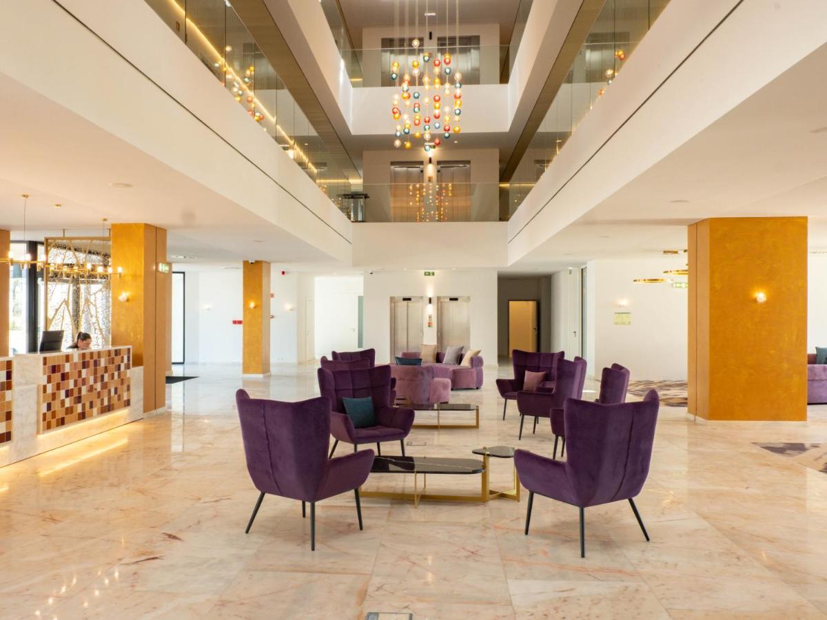 Uma área de estar em Sines Sea View Business & Leisure Hotel