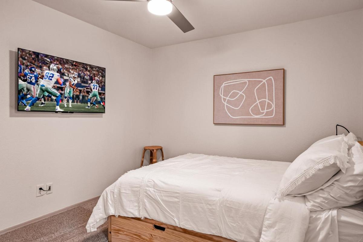 Phoenix Area Home 10 mins from Bell Bank Legacy Sports, Heated Pool, Sleeps 10! - Housity