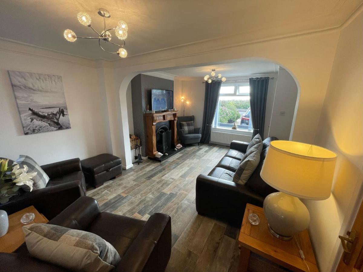 SeaScape, Portavogie Holiday Home, Sleeps 5-6, Dog friendly - Housity