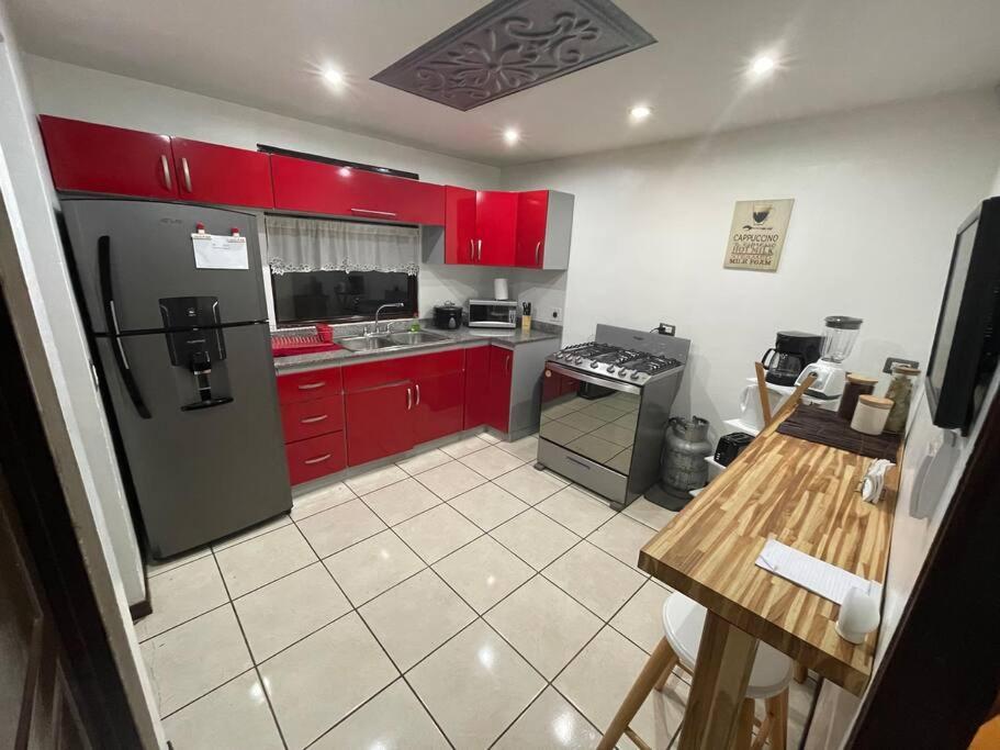 Elegante Casa de 4 Habitaciones a Solo 15 Minutos del Corazón de la Ciudad - Hizvo