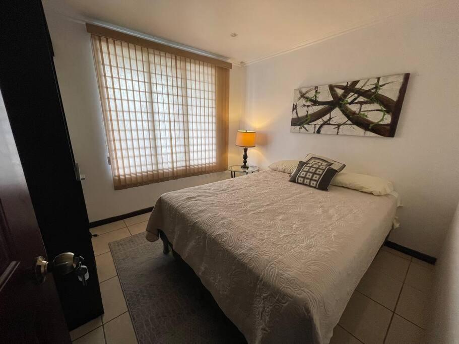 Elegante Casa de 4 Habitaciones a Solo 15 Minutos del Corazón de la Ciudad - Hizvo