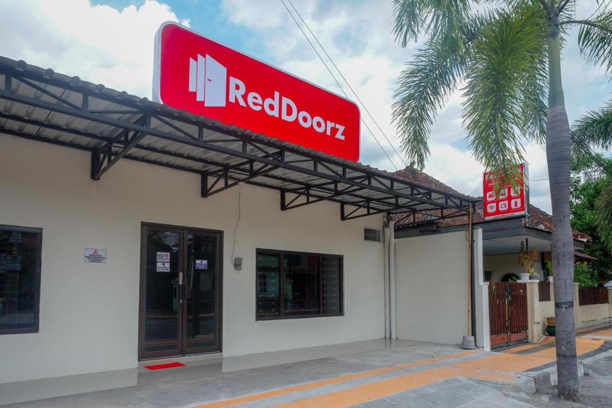 RedDoorz Syariah near RS Soeradji Pemuda Klaten - Hizvo
