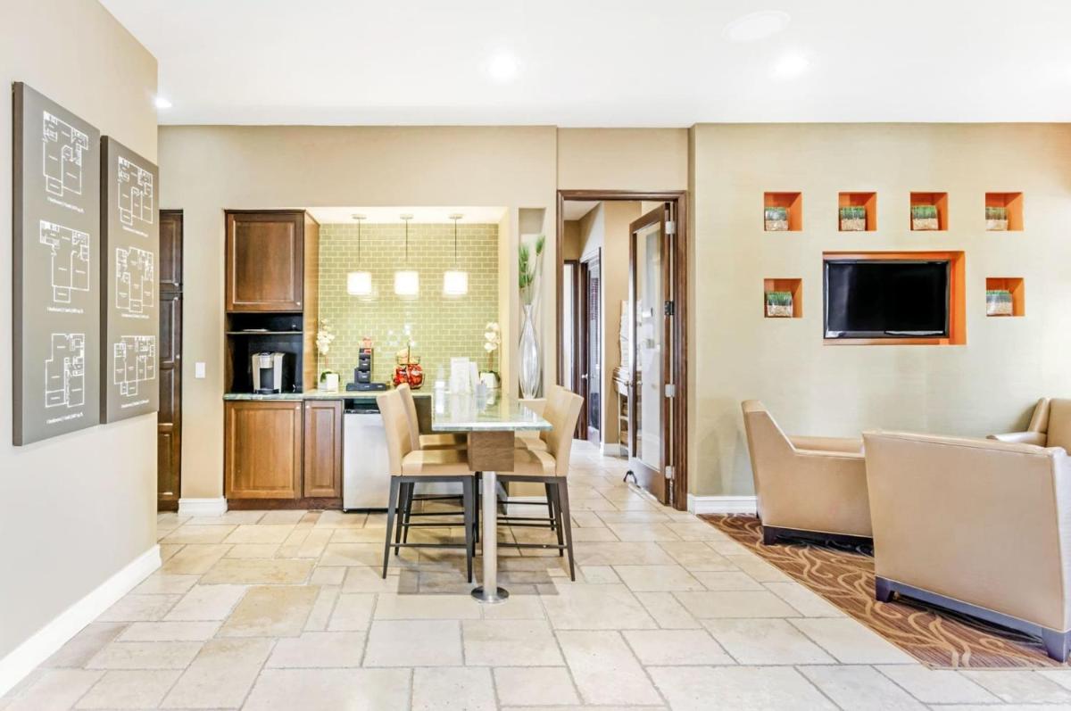 Stunning & Spacious Apartments at Miramar Lakes in South Florida - Housity