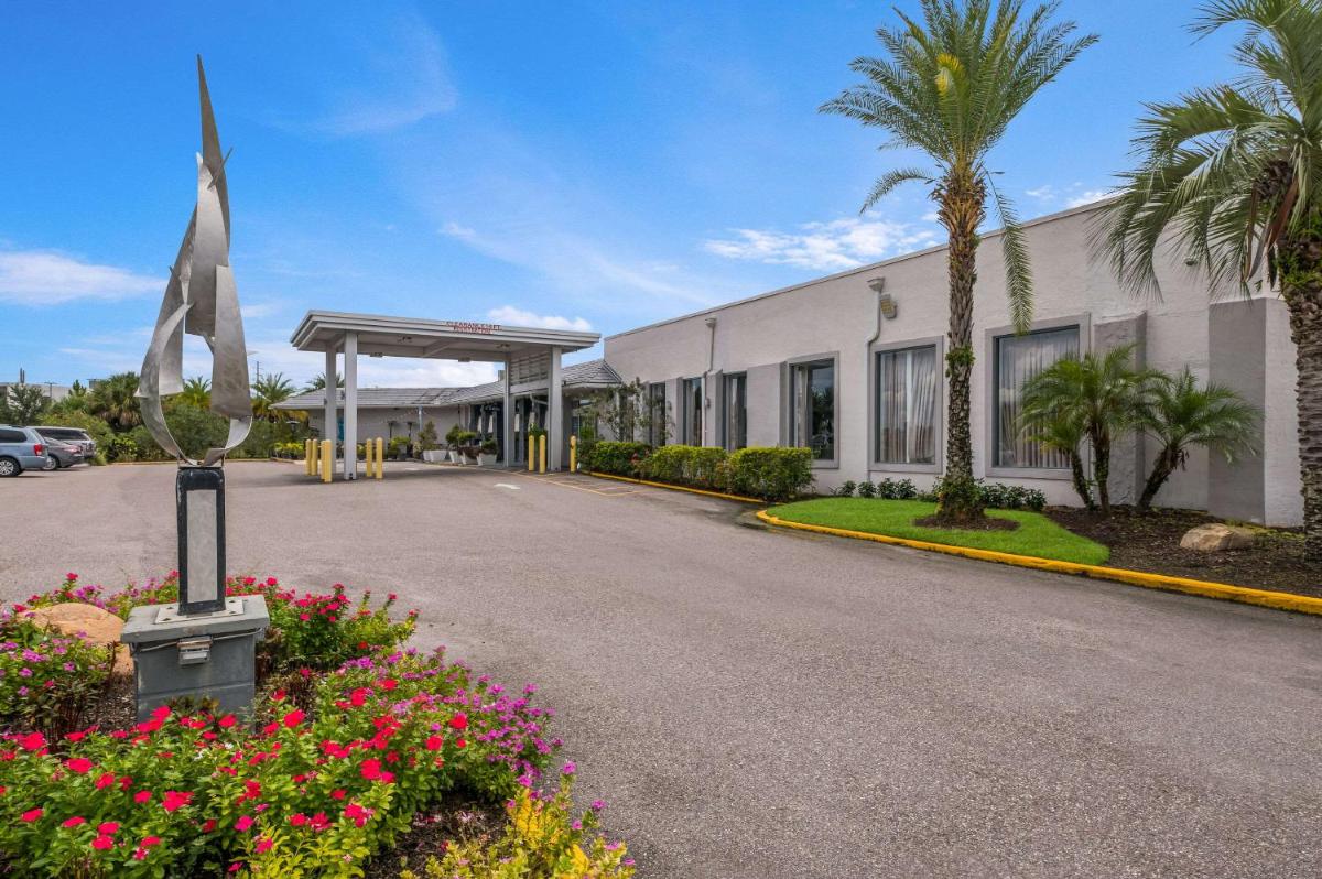 Clarion Inn & Suites Across From Universal Orlando Resort - Housity