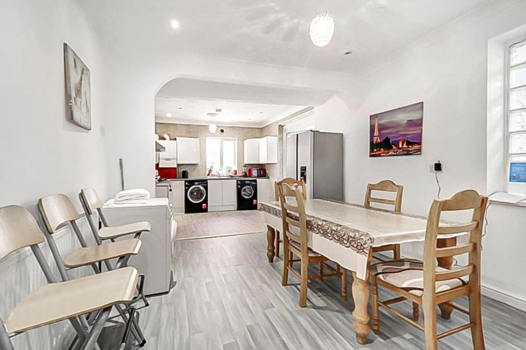 Luxury 7 beds 5 baths detached house with parking - Housity