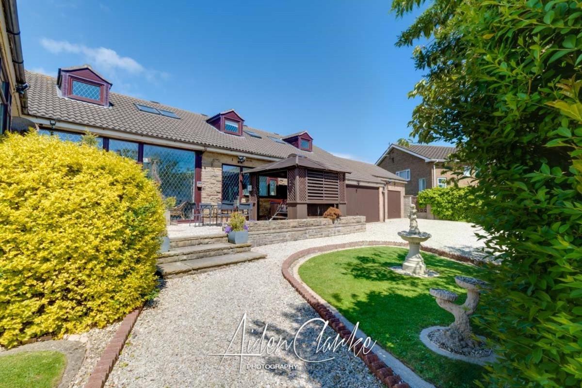 Stunning residence set on cliffside in Scarborough - Housity