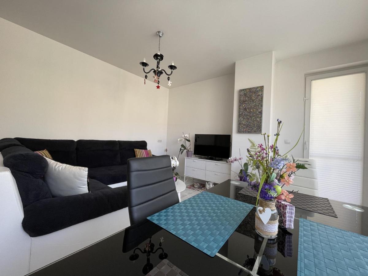 Bright & Spacious 1BD Flat with a Cute Balcony - Housity