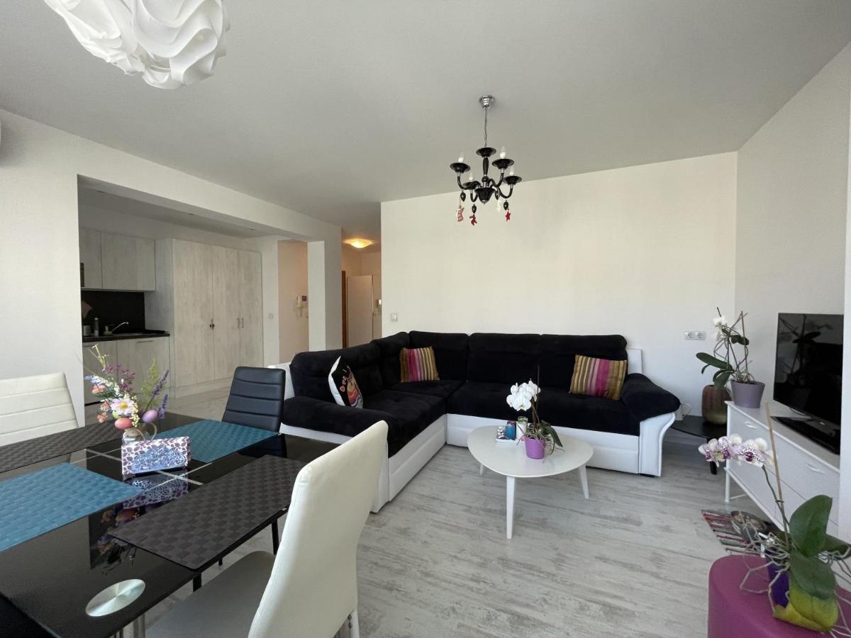 Bright & Spacious 1BD Flat with a Cute Balcony - Housity