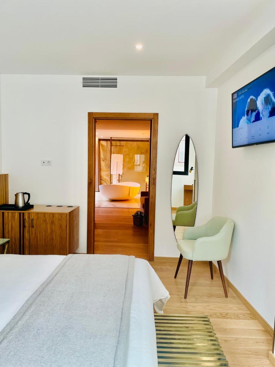 Uma cama ou camas num quarto em Castelo Hotel