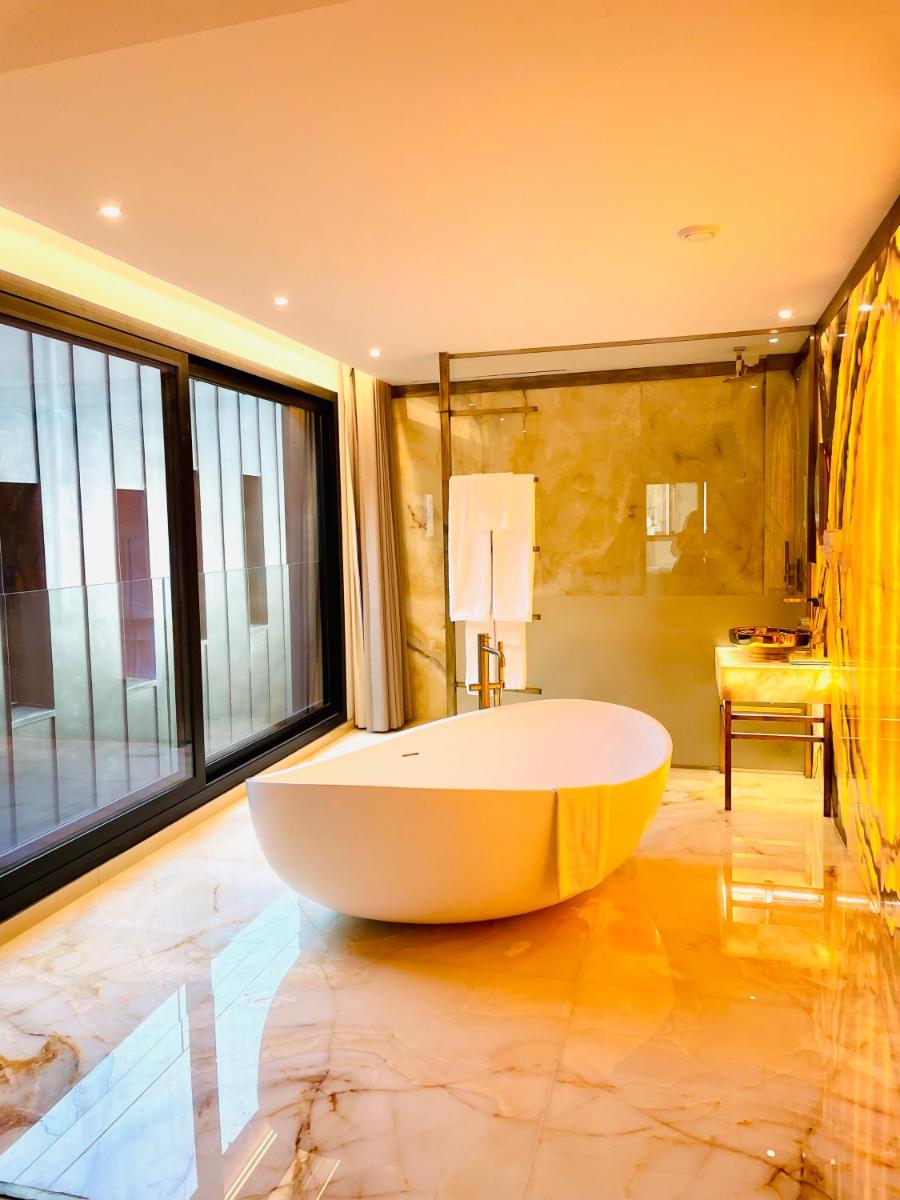 Uma casa de banho em Castelo Hotel